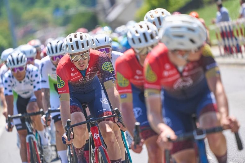 Rozpędzony kolarski peleton, zawodnicy biorący udział w Małopolskim Wyścigu Górskim 