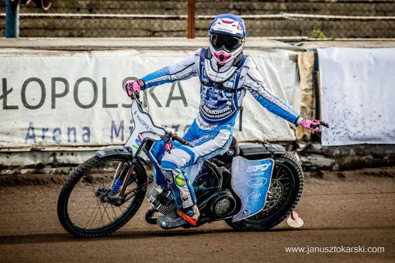 Żużlowiec jedzie na motocyklu.