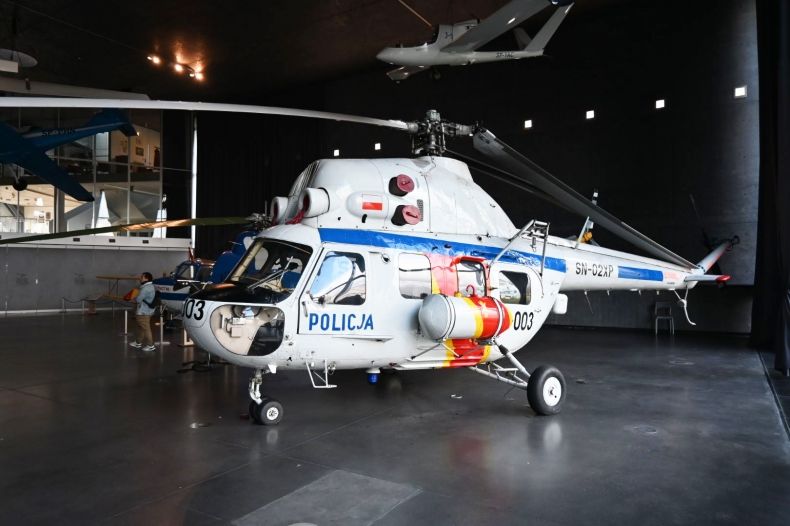 Policyjny śmigłowiec Mi-2 w gmachu głównym Muzeum Lotnictwa Polskiego w Krakowie