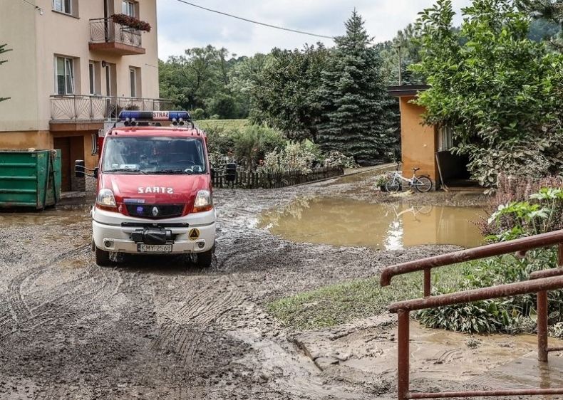 Wóz strażacki w trakcie akcji powodziowej.