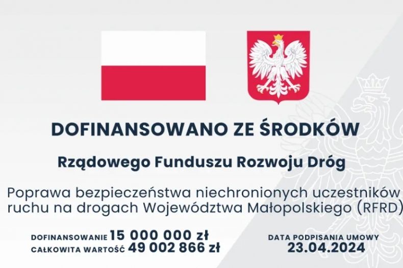 Tablica informacyjna z godłem Polski i flagą biało-czerwoną.