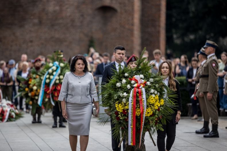 Uroczystości w Krakowie z udziałem marszałka Łukasza Smółki, Jadwigi Wójtowicz i Małgorzaty Szostak