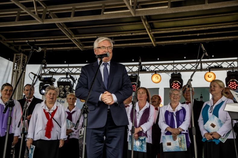 Wicemarszałek Józef Gawron na scenie.