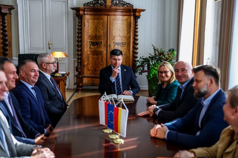 Marszałek Łukasz Smółka spotkał się z Zarządem Forum Wójtów, Burmistrzów i Prezydentów Małopolski