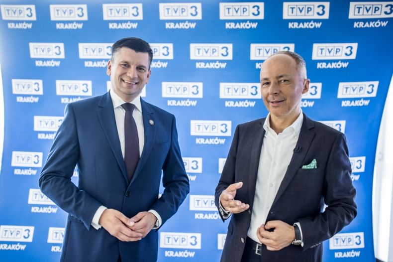 Marszałek Łukasz Smółka i redaktor TVP.