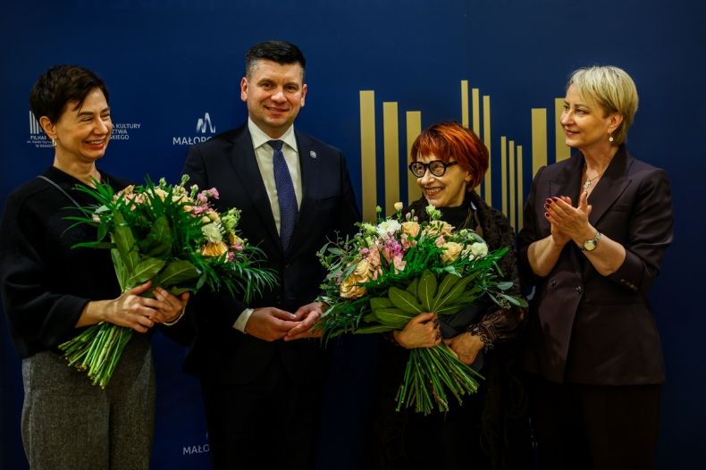 Pamiątkowe zdjęcie. Marszałek Łukasz Smółka, członek zarządu województwa Iwona Gibas oraz dwie uhonorowane podczas uroczystości panie trzymające bukiety kwiatów