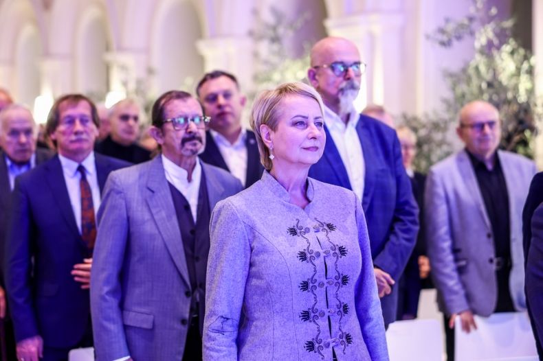 Iwona Gibas z Zarządu Województwa Małopolskiego oraz uczestnicy świąteczno-noworocznego spotkania członków Społecznego Komitetu Odnowy Zabytków Krakowa