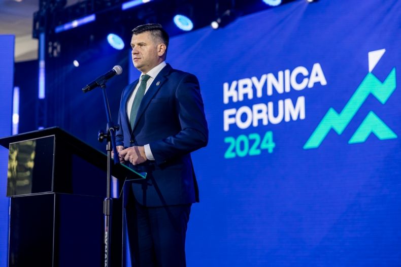 Marszałek Łukasz Smółka przy mównicy.