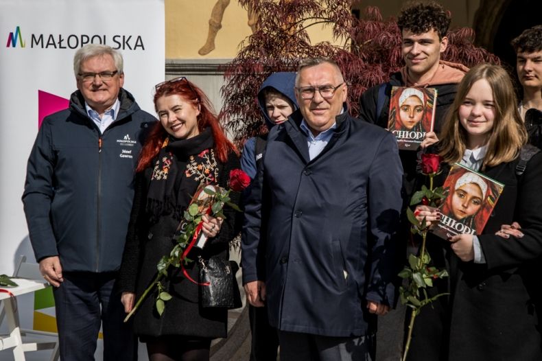 Józef Gawron i uczestnicy akcji "Książka i róża"