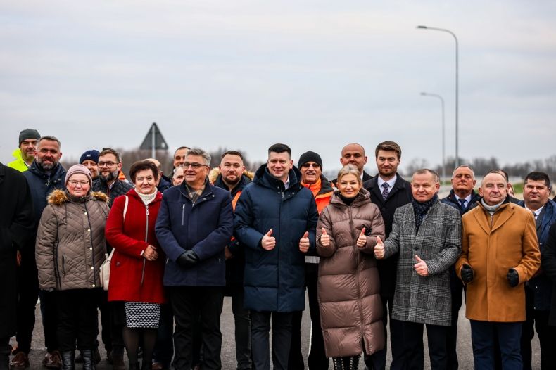 Marszałek Łukasz Smółka z grupą osób w geście podniesionych kciuków.