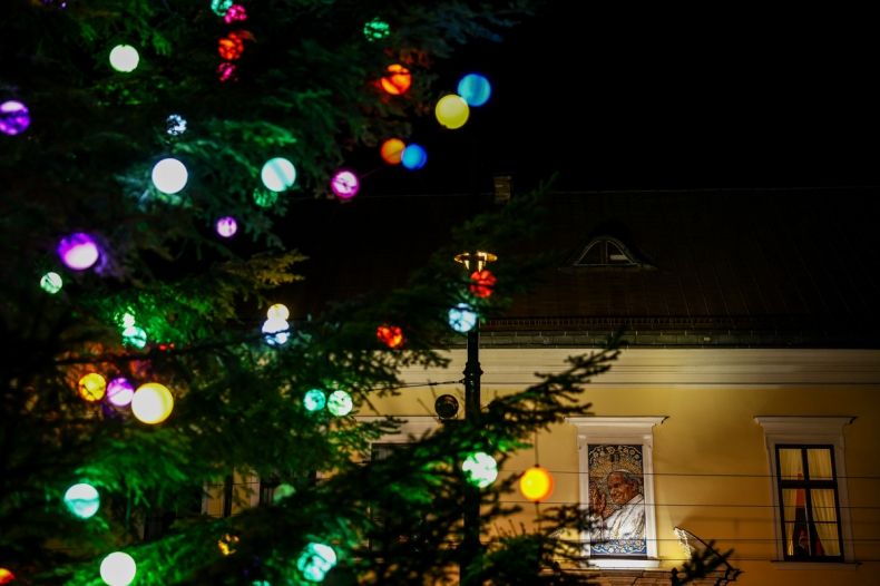 Po raz 18. rozświetlono choinkę pod Oknem Papieskim 