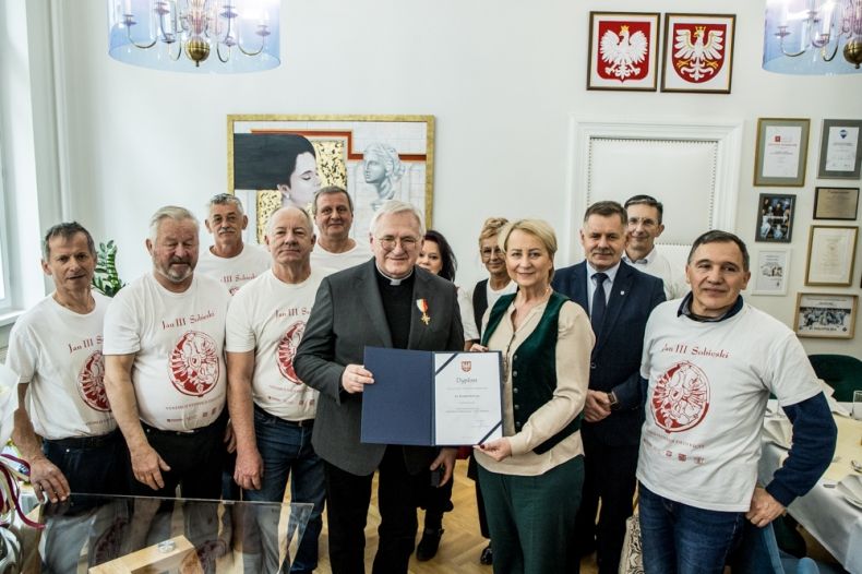Iwona Gibas, ks. Roman Krekora i uczestnicy uroczystości