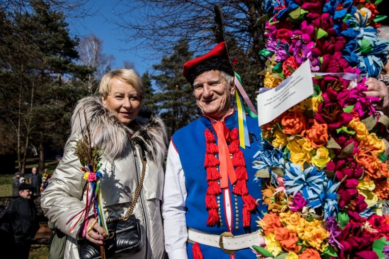 Iwona Gibas i mężczyzna trzymający kolorową palmę wielkanocną