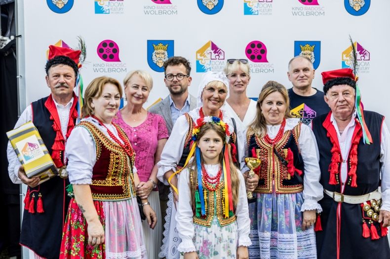 Iwona Gibas z zarządu województwa oraz burmistrz Wolbromia Radosław Kuś wraz z grupą kobiet i mężczyzn w tradycyjnych strojach ludowych