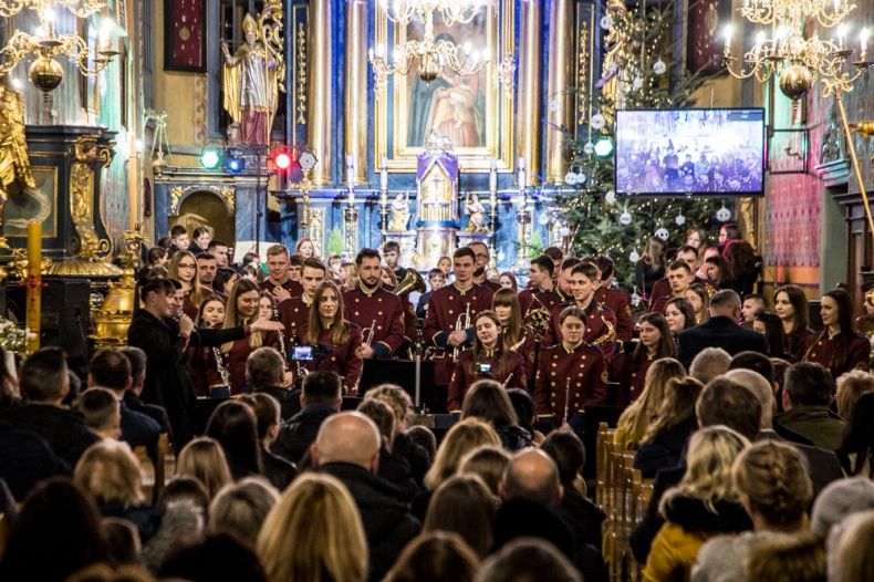 Muzycy orkiestry w kościele