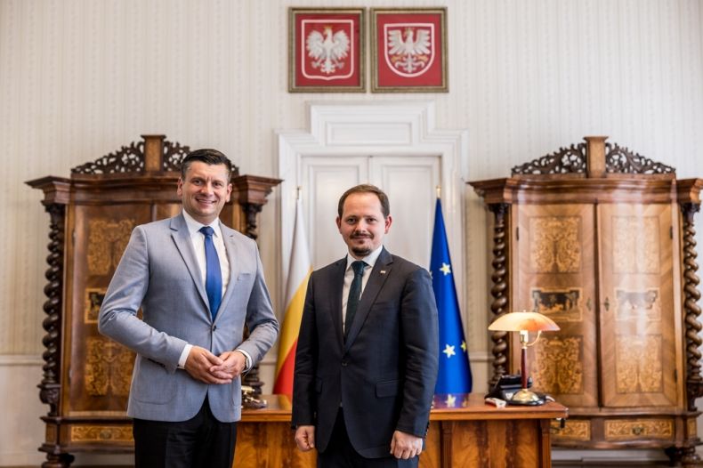 Konsul Generalny Węgier i marszałek Łukasz Smółka. 
