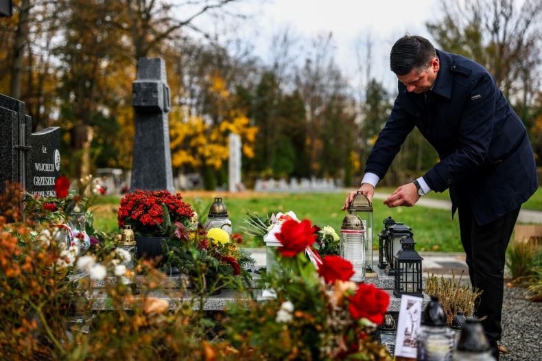 Zapalanie zniczy na grobach w Krakowie