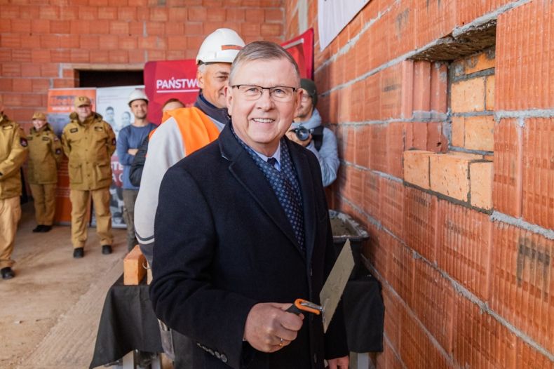 Wicemarszałek Witold Kozłowski z kielnią w dłoni.