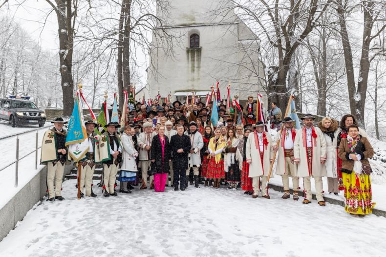 zdjęcie grupowe przed kościołem, uczestnicy spotkania