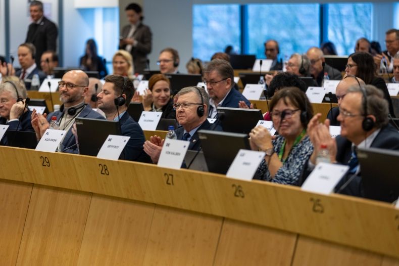 Wicemarszałek Witold Kozłowski bijący brawo.