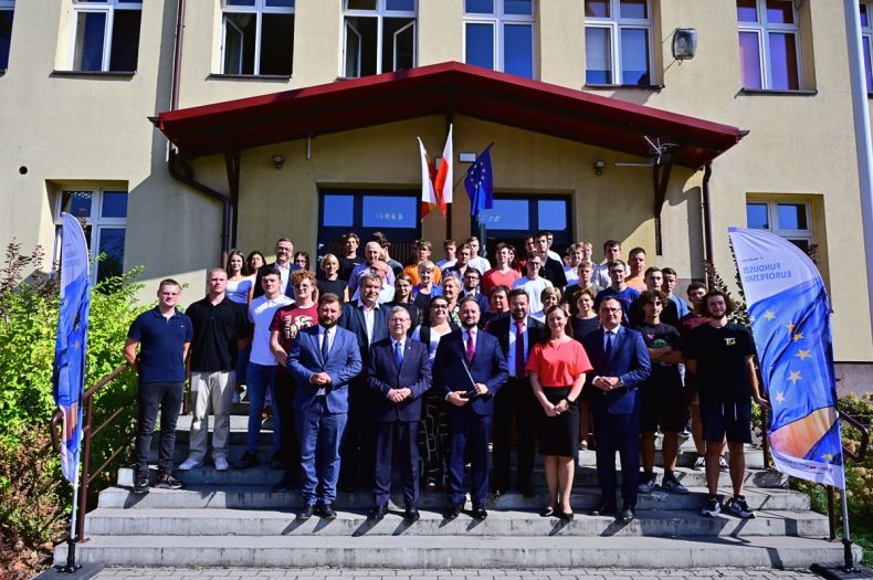 Wspólne pamiątkowe zdjęcie uczestników uroczystości, na schodach przed szkolnym gmachem