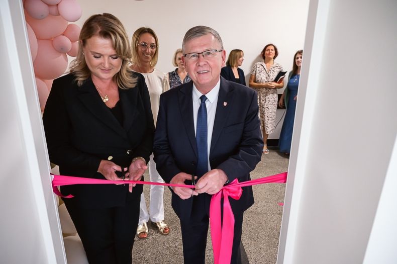 Wicemarszałek Witold Kozłowski przecina wstęgę.