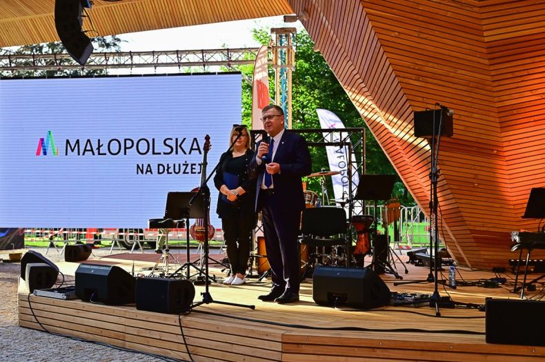 Wicemarszałek Witold Kozłowski na scenie amfiteatru.