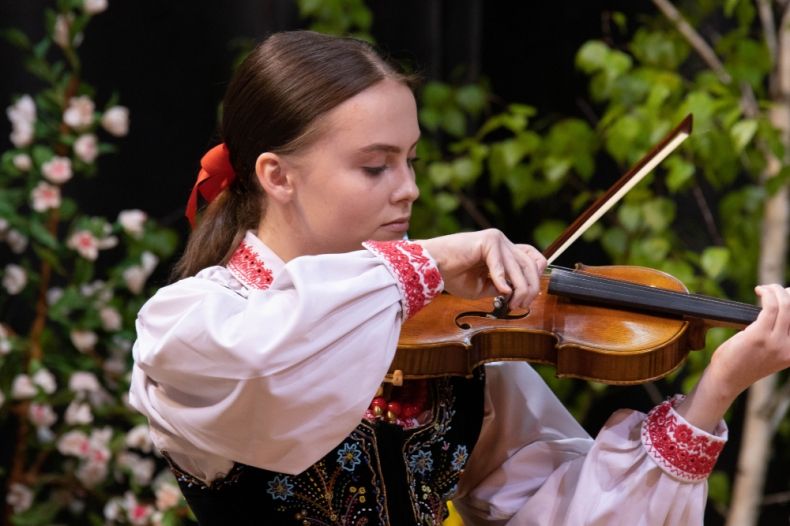 dziewczynka grająca na skrzypcach