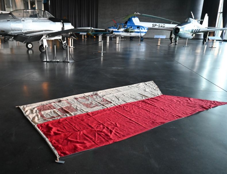 Olbrzymia flaga lotniskowa, nowy nabytek Muzeum Lotnictwa Polskiego w Krakowie