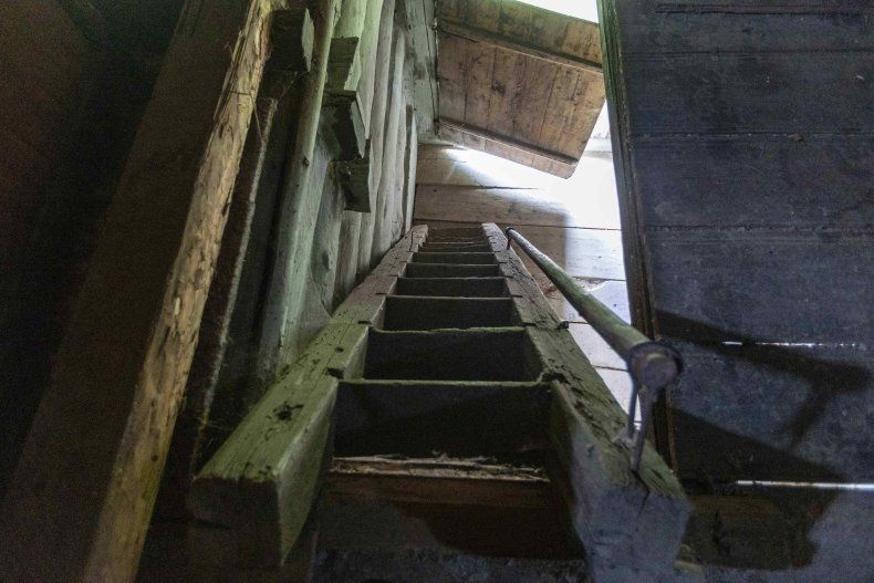 Drewniane schodu wewnątrz chałupy w skansenie 