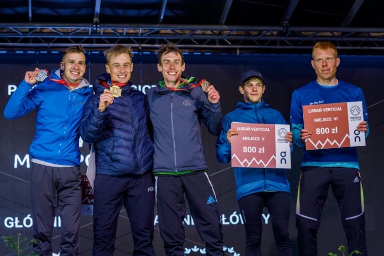 zwycięzcy wśród mężczyzn podczas ceremonii dekoracji