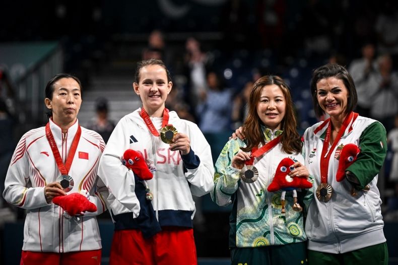Karolina Pęk ze złotym medalem, podczas ceremonii dekoracji
