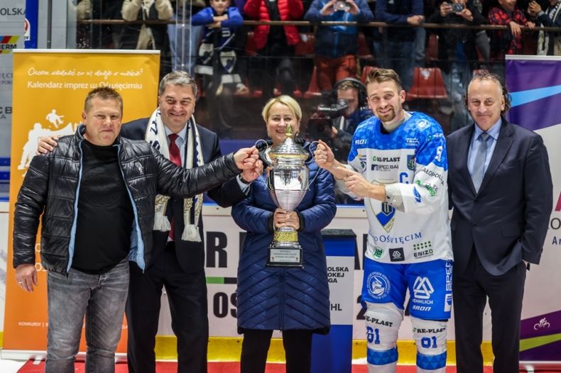 moment wręczenie Superpucharu Polski w hokeju na lodzie w sezonie 2024/ 2025