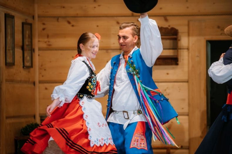 tańcząca para w strojach regionalnych