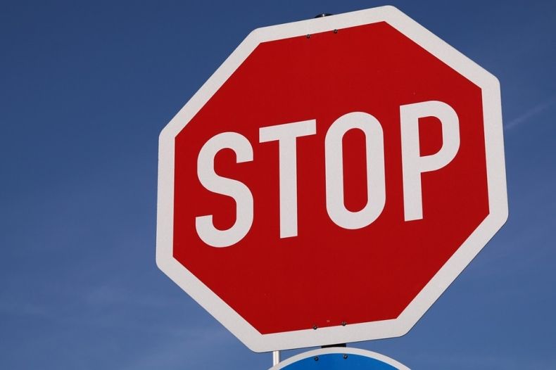 zakaz ruchu. Znak STOP