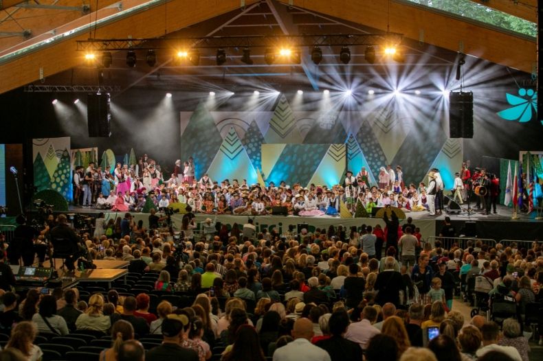 grupa osób na scenie i pod sceną