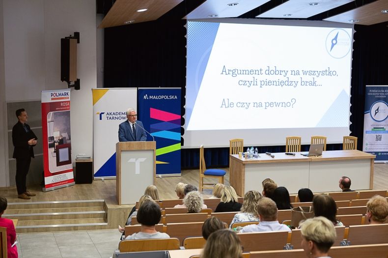 Wicemarszałek Józef Gawron przy mównicy na scenie. 