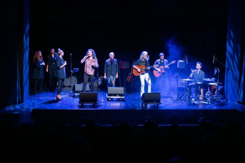 grupa artystów na scenie