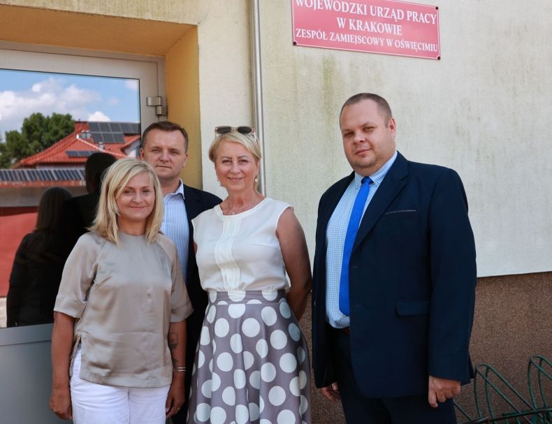 Iwona Gibas z zarządu województwa, Arkadiusz Psica - dyrektor WUP w Krakowie, kierownik filii WUP w Oświęcimiu Renata Fijałkowska oraz Jakub Przewoźnik z agendy Urzędu Marszałkowskiego w Oświęcimiu 