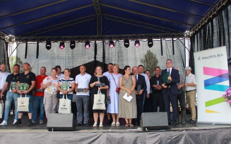 Zdobywcy nagród na scenie XI Podhalańskiej Wystawy Zwierząt Hodowlanych w Ludźmierzu