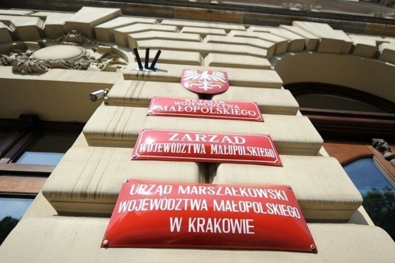 fasada urzedu z czerwonymi tablicami