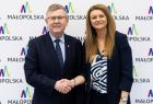Wicemarszałek Witold Kozłowski i wójt gminy Zembrzyce.