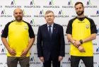 Wicemarszałek Witold Kozłowski i dwaj zawodnicy w żółtych koszulkach.