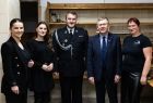 Zdjęcie grupowe. Wicemarszałek Witold Kozłowski, trzy kobiety i strażak. 