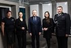 Wicemarszałek Witold Kozłowski ze strażakiem i trzema kobietami obok. 