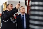 Strażak demonstruje wicemarszałkowi Witoldowi Kozłowskiemu sprzęt. 
