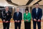 Strażak, wicemarszałek Witold Kozłowski, radna Danuta Kawa i burmistrz Artur Grabczyk przecinają wstęgę.