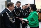 Radna Danuta Kawa wręcza akt przekazania strażakom.