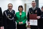 Radna Danuta Kawa i dwóch strażaków z aktem przekazania sprzętu. 