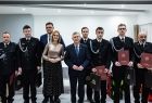 Zdjęcie grupowe wicemarszałka Witolda Kozłowskiego ze strażakami. 